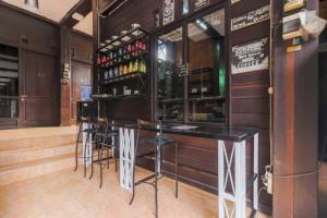 Ο χώρος του lounge ή του μπαρ στο RedDoorz @ Cilandak Timur