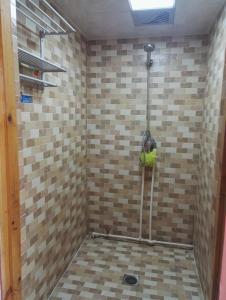 bagno con doccia e tubo di LETE Hostel a Xining