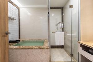 Bilik mandi di Chuang-tang Spring Spa Hotel