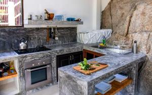 cocina con encimera de mármol y fogones en Joy's homestay, en Ko Tao