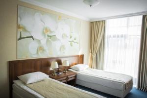 pokój hotelowy z 2 łóżkami i oknem w obiekcie Polaris w mieście Surgut