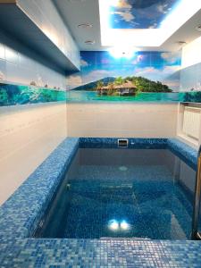 una piscina cubierta con suelo de baldosa y una piscina en Polaris, en Surgut