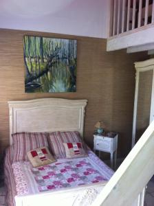クロンにあるAu Bord de Sèvreのベッドルーム1室(壁に絵画が描かれたベッド1台付)