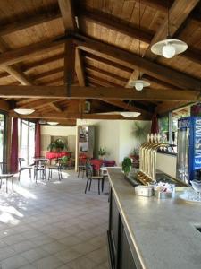 cocina y sala de estar con mesas y sillas en Hotel Pini, en Corniolo
