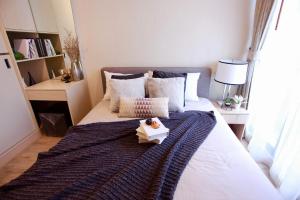 曼谷Comfy Condo On Nut的卧室里有一张床，床上有一本书