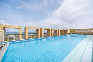 a large swimming pool on top of a building at Ktree Jeju Seongsan Hotel in Seogwipo