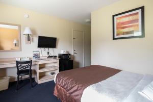 A television and/or entertainment centre at Days Inn by Wyndham New Philadelphia