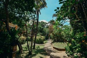Three Brothers Bungalows & Villas外面的花园