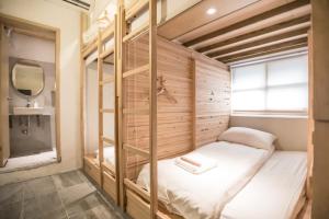 Tiin Tinn Inn - Tiehua Xiutai tesisinde bir odada yatak veya yataklar