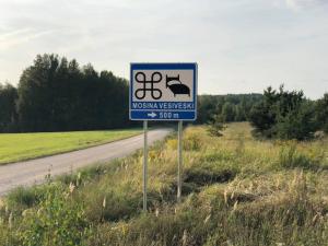 ein Straßenschild an der Seite einer Straße in der Unterkunft Mosina Vesiveski in Vissi