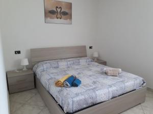 sypialnia z łóżkiem z 2 szafkami nocnymi w obiekcie Casa Simone w mieście Colico