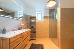 uma casa de banho com um lavatório e um chuveiro em Apartments Hoferhaus em Bad Aussee