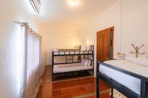 Postel nebo postele na pokoji v ubytování Five Rose Siem Reap Hostel + 35 fotografií