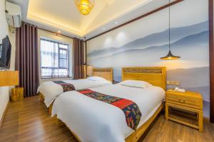Postel nebo postele na pokoji v ubytování Riverside Inn Guilin Central