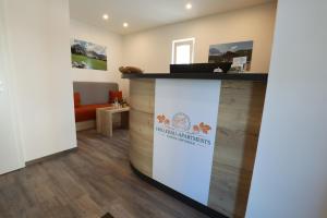 Η κουζίνα ή μικρή κουζίνα στο Holledau-Apartments - FeWo bis 5 Pers - getrennte Betten - Vollausstattung - 24h Checkin - wöchentl Reinigung u Wäschewechsel - Waschmaschine u Trockner - WLAN - Minibar - XXL Parkplätze - Garten - ruhige Lage