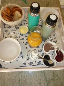 ein Tablett mit Frühstückszutaten und Getränken darauf in der Unterkunft L'EPICERIE in Pau