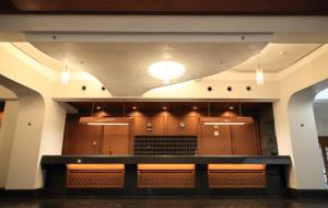 a view of a courtroom with a bench in a building at Kurashiki Kokusai Hotel in Kurashiki