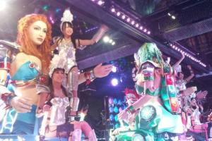 un grupo de personas disfrazadas en un escenario en Evergreen Shinjuku Luxe #2m14, en Tokio
