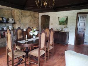 jadalnia ze stołem i krzesłami w obiekcie Casa da Eira - Castanheiras w mieście Resende