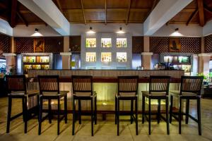 Lounge oder Bar in der Unterkunft Khaolak Merlin Resort