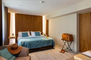 ein Hotelzimmer mit einem Bett und einer Kamera in der Unterkunft Hôtel & Restaurant Sodade in Chaudes-Aigues
