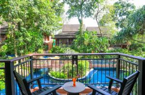 Ein Garten an der Unterkunft Khaolak Merlin Resort