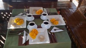Сніданок для гостей AJ's Place Beach Resort