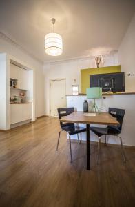 a dining room with a table and chairs at Nena Apartments - Bergmannkiez ehm Traumbergflats in Berlin