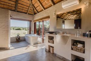 Posezení v ubytování Hlosi Game Lodge - Amakhala Game Reserve