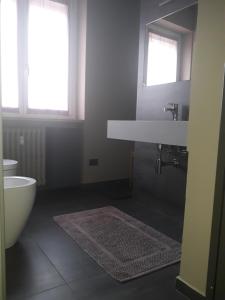 a bathroom with a sink and a tub and a toilet at CameLia in Ivrea