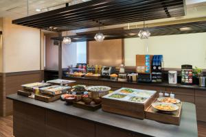 una línea de buffet con muchos tipos diferentes de comida en Vessel Hotel Kurashiki, en Kurashiki