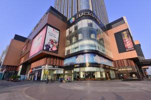 um grande centro comercial com um grande edifício em Tianjin Nankai·Nankai Joy City· em Tianjin