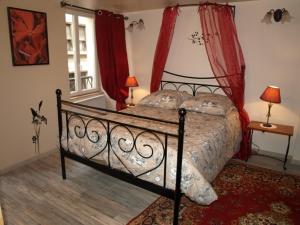 Säng eller sängar i ett rum på Les Fleurs de Thann