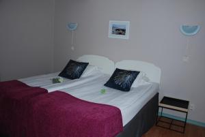 Giường trong phòng chung tại Hotell Turistgården i Simrishamn