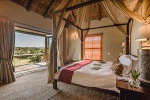 Postel nebo postele na pokoji v ubytování Hlosi Game Lodge - Amakhala Game Reserve + 37 fotografií
