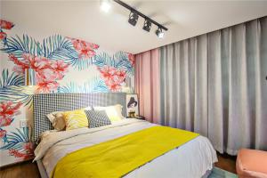 um quarto com uma cama grande e um cobertor amarelo em Hangzhou Shangcheng District ·Locals Apartment· Xihu ·00142670 em Hangzhou