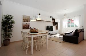 a kitchen and living room with a table and chairs at Las Velas 16 in Maspalomas