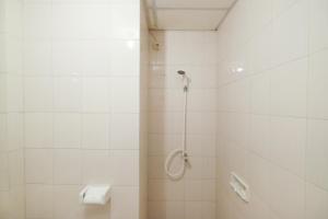 Ένα μπάνιο στο Great Location 1BR Signature Park Grande Apartment By Travelio +7 φωτογραφίες