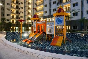 Πισίνα στο ή κοντά στο Great Location 1BR Signature Park Grande Apartment By Travelio
