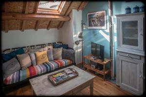 ein Wohnzimmer mit einem Sofa und einem Tisch in der Unterkunft Grand studio duplex proche de la mer in Fécamp