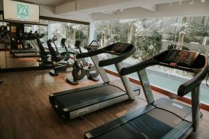 Fitness center at/o fitness facilities sa Kampi Hotel Tunjungan - Surabaya