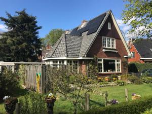 a house with a solar roof on a yard at De Sloep in Bergen