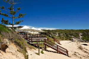 - un restaurant de plage avec des bancs et des parasols sur la plage dans l'établissement Tea Tree, à Margaret River Town