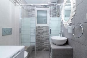 A bathroom at Lyto by Heloni Apartments