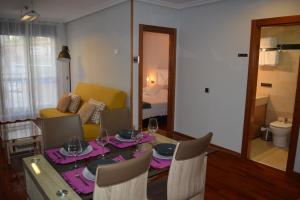 薩拉曼卡的住宿－Apartamento Edificio Plaza Gran Vía，一间带桌子和黄色椅子的用餐室