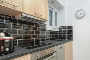 A kitchen or kitchenette at Lyto by Heloni Apartments