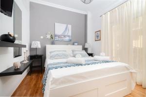 A bed or beds in a room at Lyto by Heloni Apartments