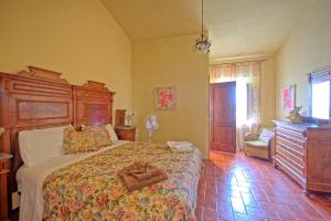 - une chambre avec un grand lit et une commode dans l'établissement Villa Gloria by PosarelliVillas, à Lucignano