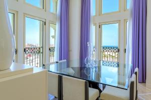 Bazén v ubytovaní Las Arenas Balneario Resort alebo v jeho blízkosti
