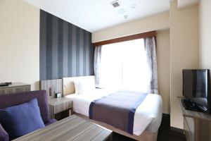 um quarto de hotel com uma cama e uma janela em Almont Inn Tokyo Nihonbashi em Tóquio